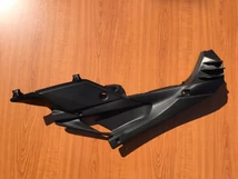 Aprilia RS 125 GPR Ülés alatti idom - bal Aprilia RS 125 GPR Ülés alatti idom - bal