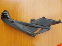 Aprilia RS 125 GPR Jobb oldali ülés alatti idom Aprilia RS 125 GPR Jobb oldali ülés alatti idom