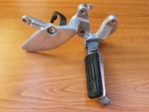 Yamaha YZF 600R Jobb első lábtartó Yamaha YZF 600R Jobb első lábtartó